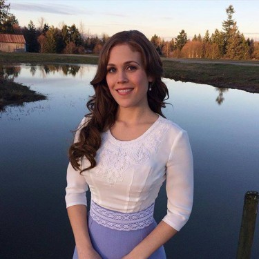 What are some biographical facts about Erin Krakow?