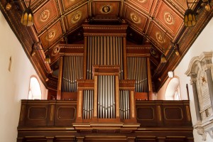 pipe-organ-in-church-11288023147MRq2
